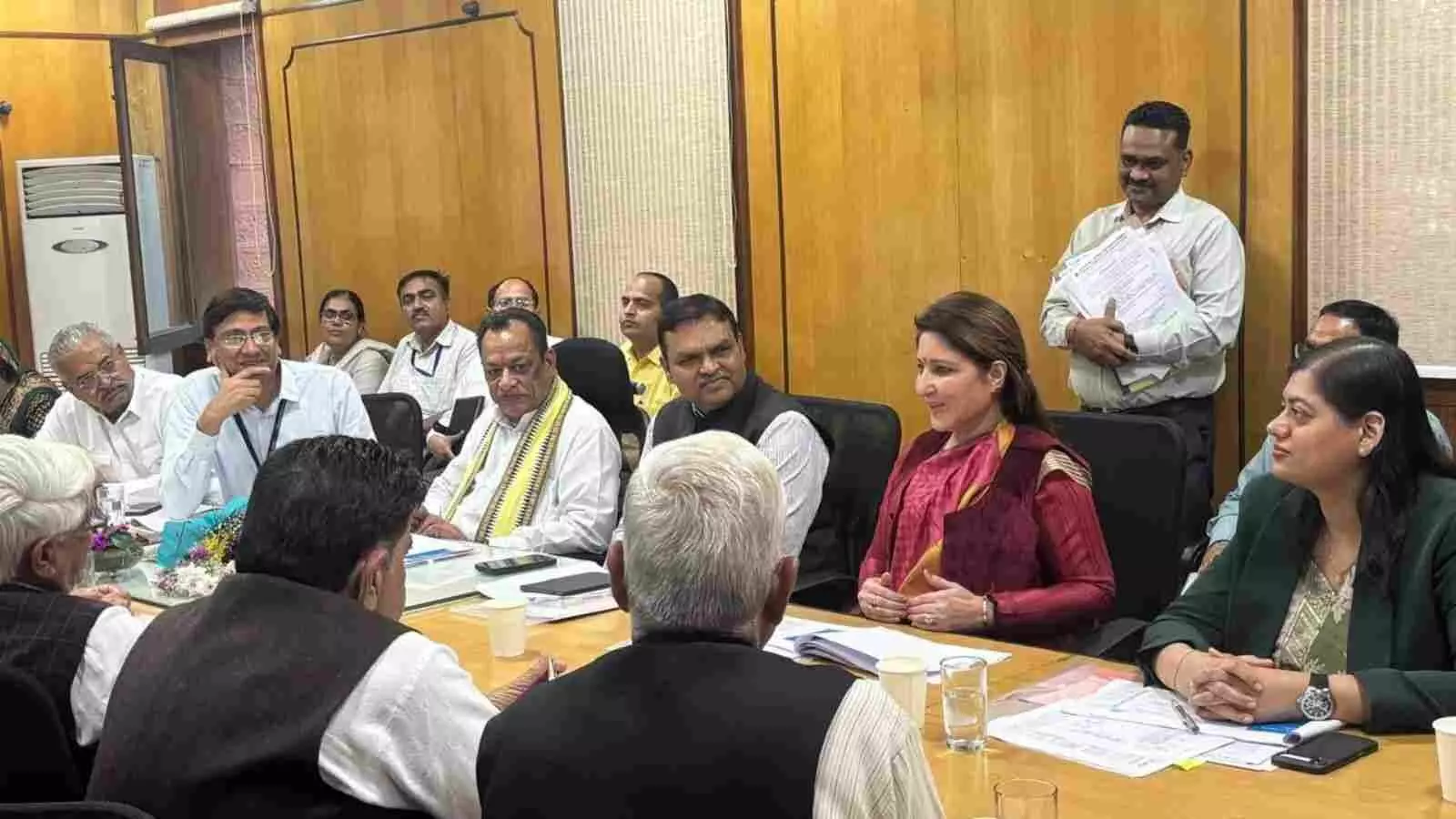 शासन सचिवालय जयपुर में डेयरी विकास परियोजनाओं की समीक्षा बैठक की अध्यक्षता करते कैबिनेट मंत्री जोराराम कुमावत। शासन सचिवालय जयपुर में डेयरी विकास परियोजनाओं की समीक्षा बैठक की अध्यक्षता करते कैबिनेट मंत्री जोराराम कुमावत।