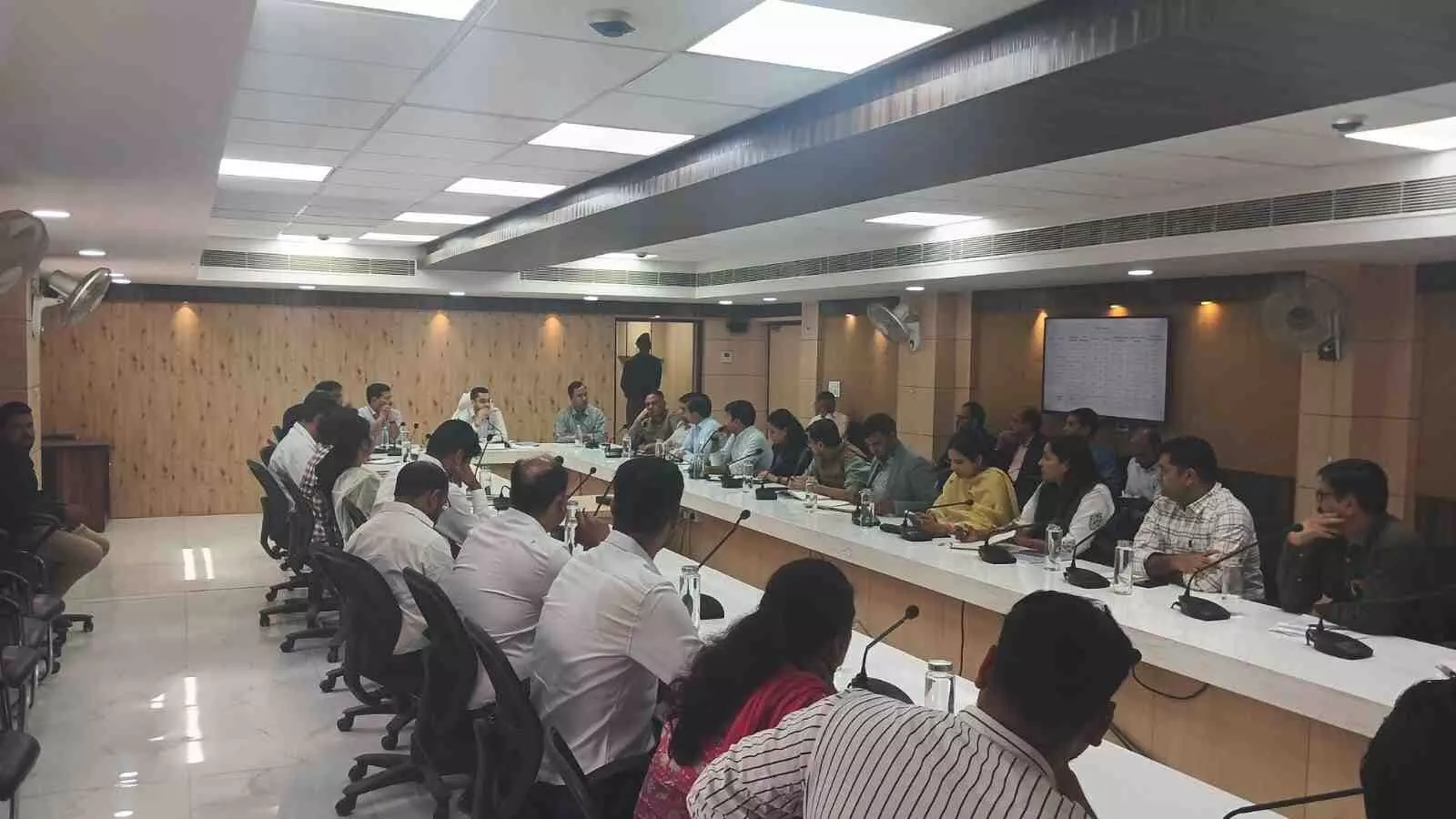 जयपुर नगर निगम के सफाई कर्मी और अग्निशमन दल होली पर्व पर सुरक्षा और स्वच्छता सुनिश्चित करते हुए। जयपुर नगर निगम के सफाई कर्मी और अग्निशमन दल होली पर्व पर सुरक्षा और स्वच्छता सुनिश्चित करते हुए।