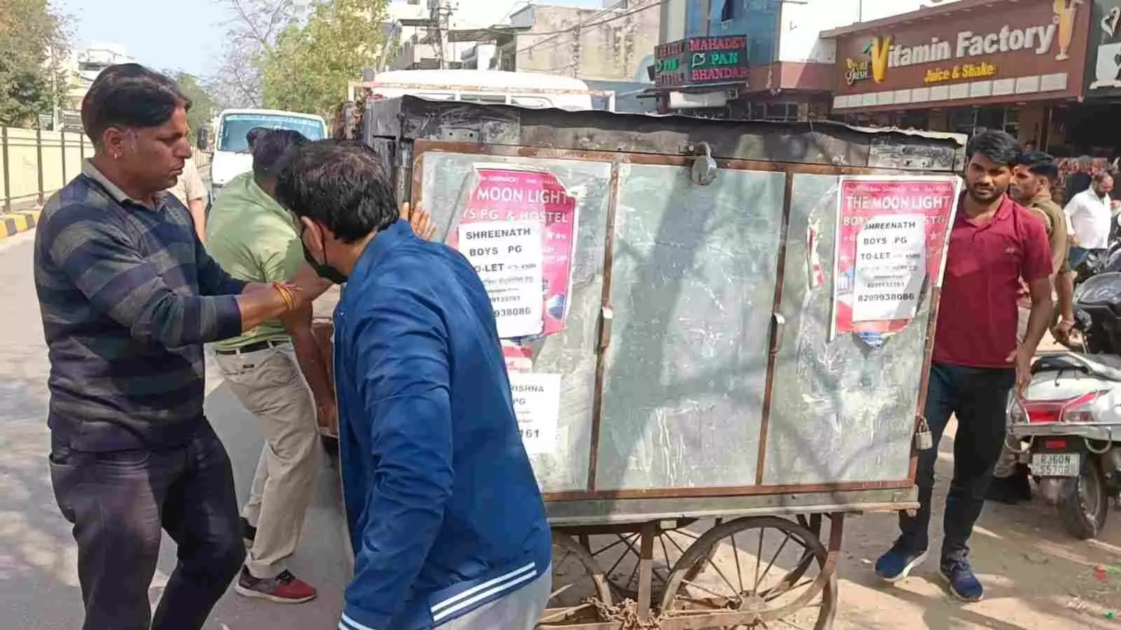 नगर निगम जयपुर की टीम मानसरोवर के अरावली मार्ग पर सड़क किनारे से अवैध अतिक्रमण हटाते हुए। नगर निगम जयपुर की टीम मानसरोवर के अरावली मार्ग पर सड़क किनारे से अवैध अतिक्रमण हटाते हुए।