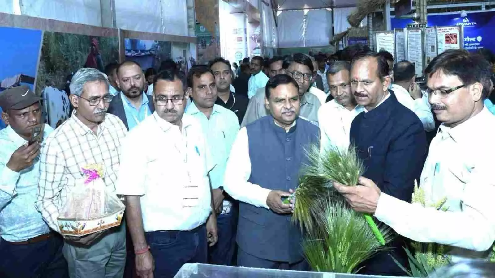 जोबनेर कृषि विश्वविद्यालय में आयोजित रंगीलो किसान मेले के उद्घाटन समारोह में मंच पर बैठे अतिथि और सामने उपस्थित किसान। जोबनेर कृषि विश्वविद्यालय में आयोजित रंगीलो किसान मेले के उद्घाटन समारोह में मंच पर बैठे अतिथि और सामने उपस्थित किसान।