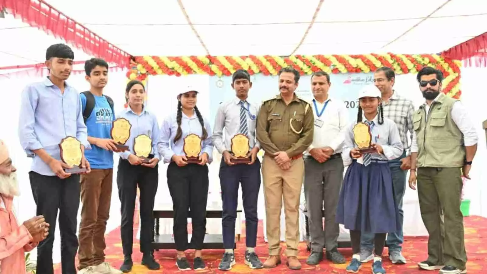सांभर झील इंटरप्रिटेशन सेंटर में बर्ड फेस्टिवल के दौरान प्रदर्शनी देखते हुए विद्यार्थी और वन विभाग के अधिकारी। सांभर झील इंटरप्रिटेशन सेंटर में बर्ड फेस्टिवल के दौरान प्रदर्शनी देखते हुए विद्यार्थी और वन विभाग के अधिकारी।