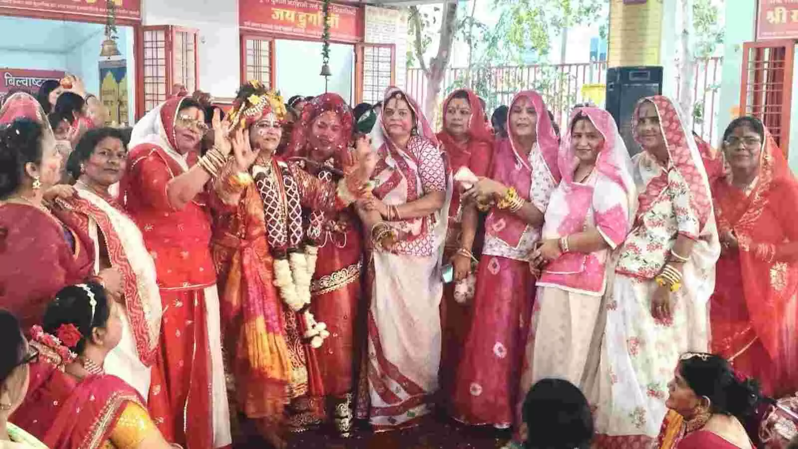 रामेश्वर धाम मंदिर कोटा में फूलों से होली खेलतीं राजपूत करणी सेना की महिलाएं रामेश्वर धाम मंदिर कोटा में फूलों से होली खेलतीं राजपूत करणी सेना की महिलाएं