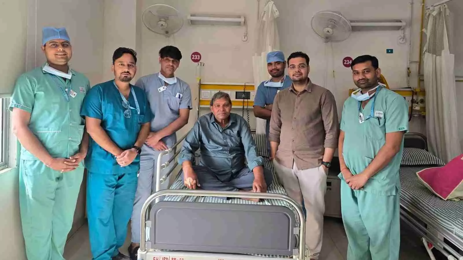 कोटा के ईथॉस हॉस्पिटल में डॉक्टरों की टीम ब्रेन स्ट्रोक के सफल उपचार के बाद मरीज के साथ खड़ी है। कोटा के ईथॉस हॉस्पिटल में डॉक्टरों की टीम ब्रेन स्ट्रोक के सफल उपचार के बाद मरीज के साथ खड़ी है।