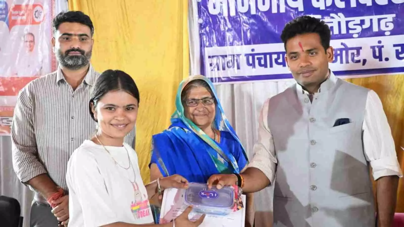 चित्तौड़गढ़ के कश्मोर ग्राम में रात्रि चौपाल के दौरान ग्रामीणों को संबोधित करते जिला कलक्टर आलोक रंजन।