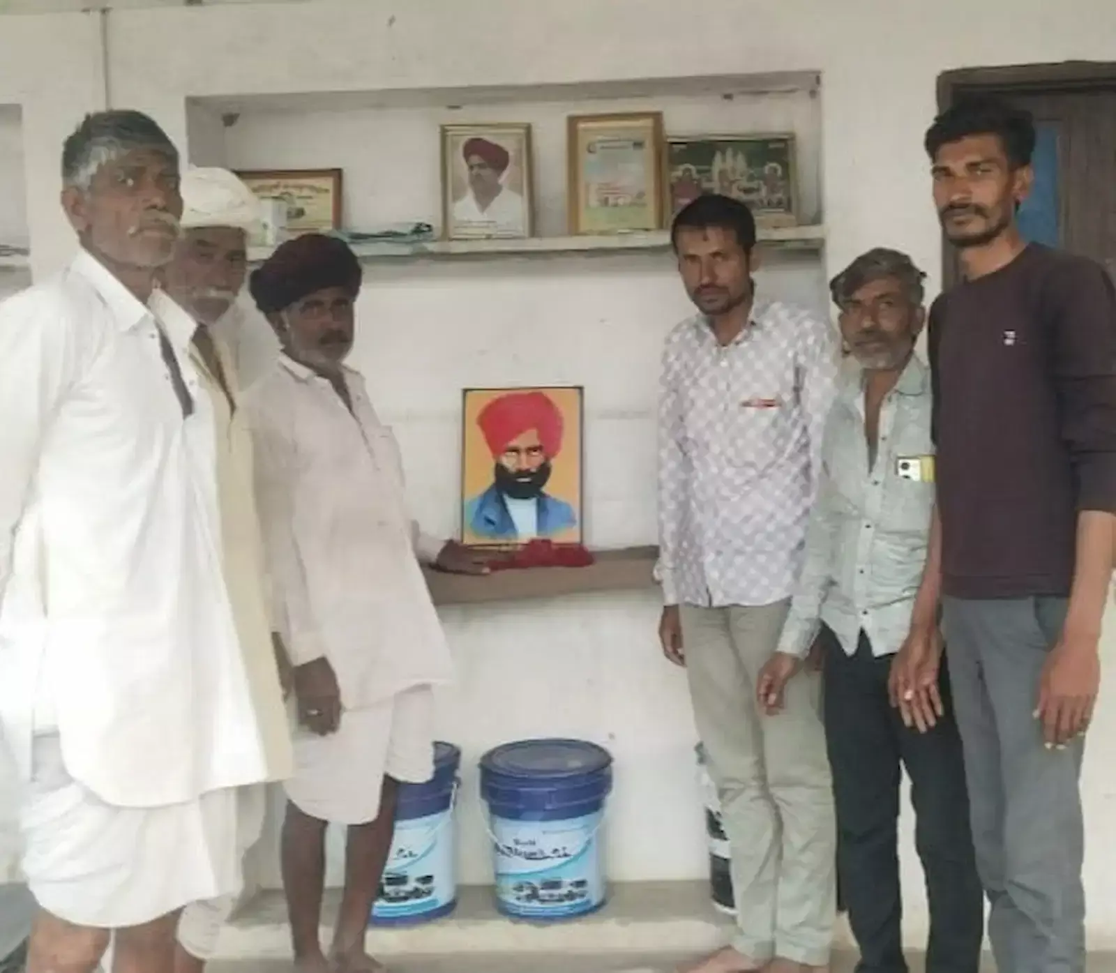 थलखुर्द गांव में सामाजिक कार्यकर्ता नन्दलाल गुर्जर के आवास पर विजय सिंह पथिक की तस्वीर पर पुष्प अर्पित करते ग्रामीण जन। थलखुर्द गांव में सामाजिक कार्यकर्ता नन्दलाल गुर्जर के आवास पर विजय सिंह पथिक की तस्वीर पर पुष्प अर्पित करते ग्रामीण जन।