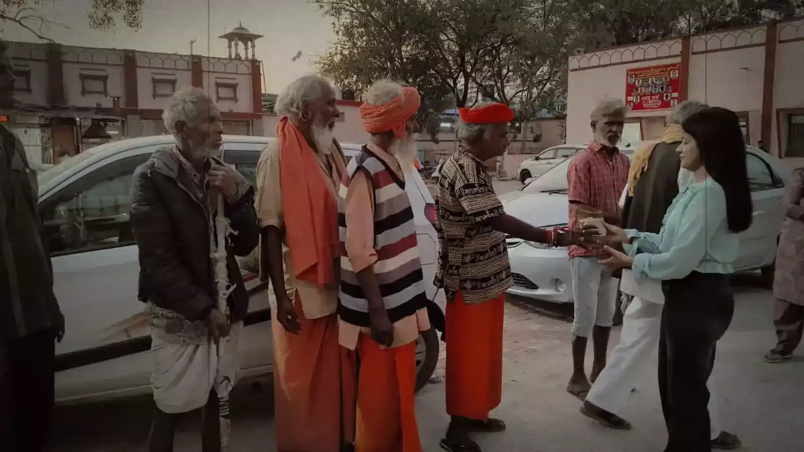 लाडो सेवा फाउंडेशन के रोटी बैंक में सम्पत कोठारी जरूरतमंदों को भोजन वितरित कर रहे हैं। लाडो सेवा फाउंडेशन के रोटी बैंक में सम्पत कोठारी जरूरतमंदों को भोजन वितरित कर रहे हैं।