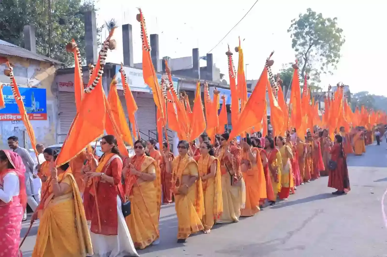 भीलवाड़ा में फाल्गुन महोत्सव के दौरान हाथों में श्याम निशान लेकर यात्रा निकालते पुरुष और महिला श्रद्धालु। भीलवाड़ा में फाल्गुन महोत्सव के दौरान हाथों में श्याम निशान लेकर यात्रा निकालते पुरुष और महिला श्रद्धालु।
