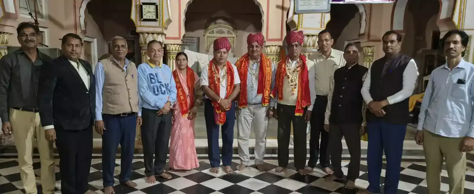 गंगापुर सिटी में दिगंबर जैन सोशल ग्रुप के नवनियुक्त पदाधिकारियों का माला और साफा पहनाकर स्वागत करते समाज के सदस्य।