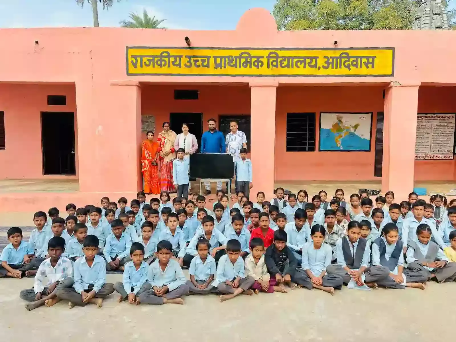 झाड़ोल के राजकीय विद्यालय में आयोजित कार्यक्रम के दौरान शिक्षक और ग्रामीण सामग्री वितरण करते हुए। झाड़ोल के राजकीय विद्यालय में आयोजित कार्यक्रम के दौरान शिक्षक और ग्रामीण सामग्री वितरण करते हुए।