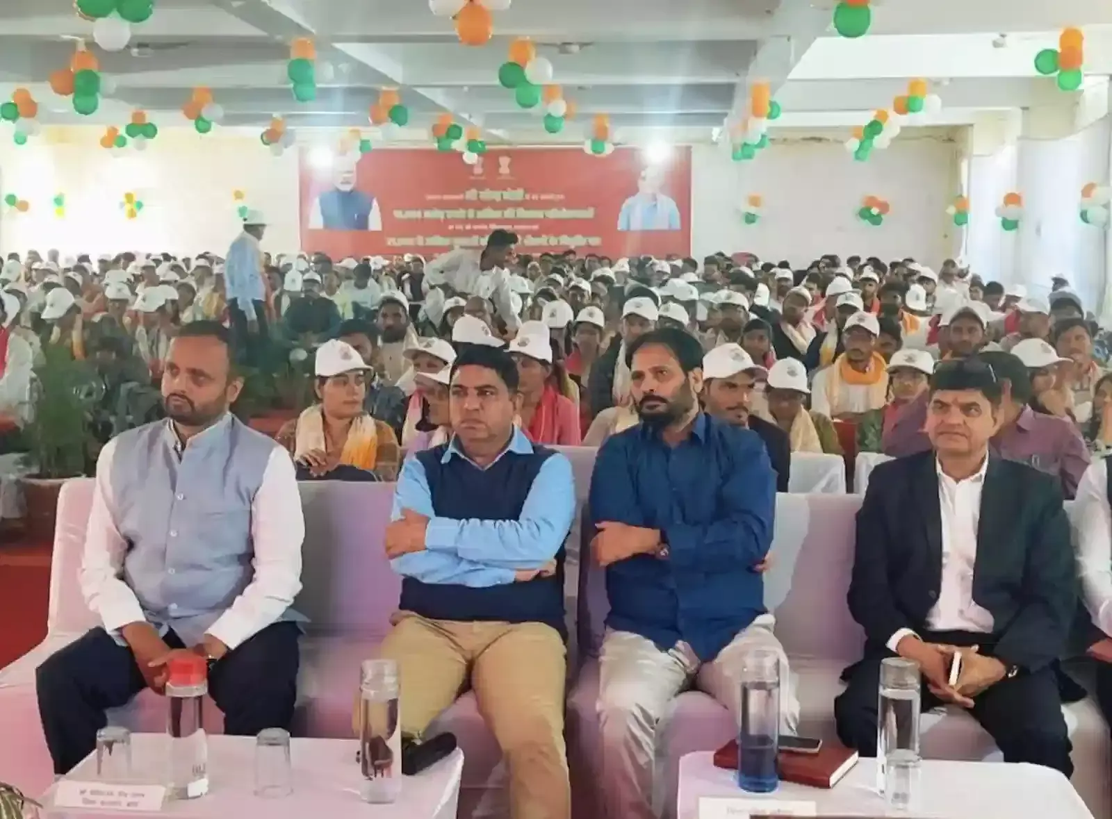 बारां जिला परिषद सभागार में जिला कलक्टर नवनियुक्त कार्मिकों को नियुक्ति पत्र वितरित करते हुए। बारां जिला परिषद सभागार में जिला कलक्टर नवनियुक्त कार्मिकों को नियुक्ति पत्र वितरित करते हुए।