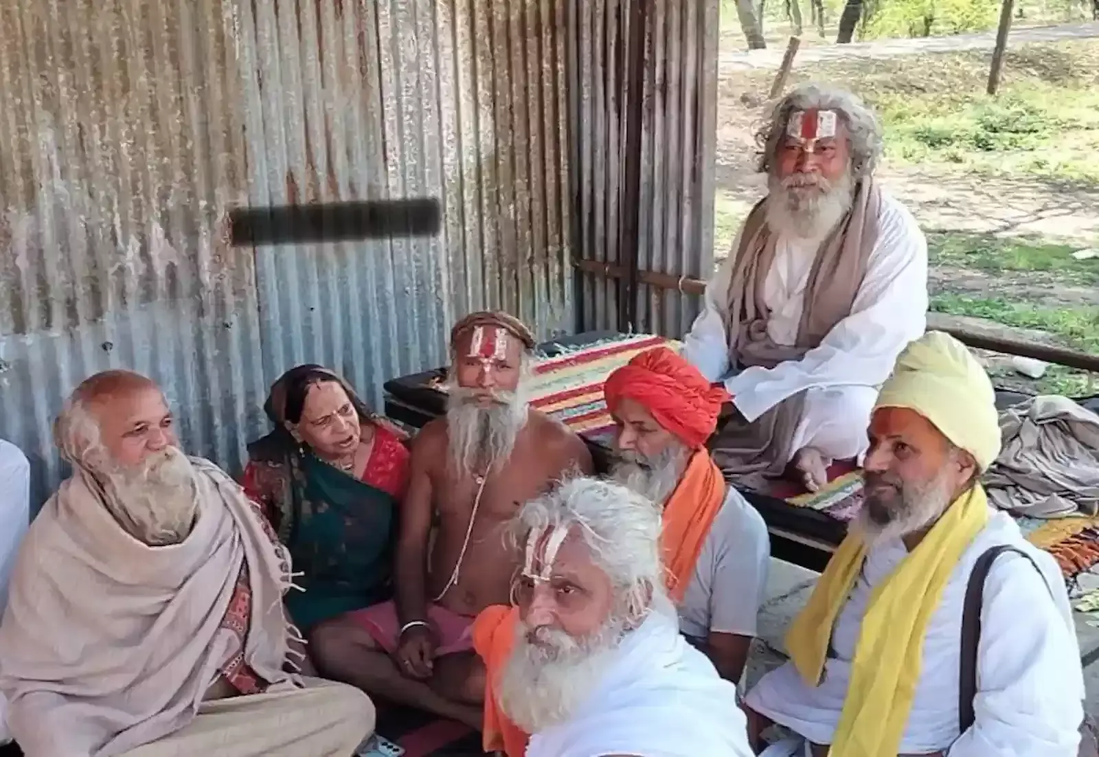 बारां के खेडिया हनुमान मंदिर में आशीर्वाद देते पांच सिद्ध संत और उपस्थित श्रद्धालु। बारां के खेडिया हनुमान मंदिर में आशीर्वाद देते पांच सिद्ध संत और उपस्थित श्रद्धालु।