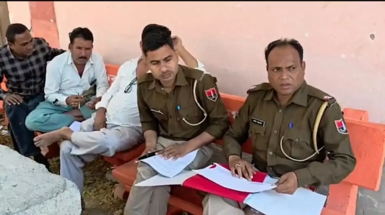 भीलवाड़ा जिला अस्पताल के बाहर पुलिस और परिजन पोस्टमार्टम के बाद शव ले जाते हुए। भीलवाड़ा जिला अस्पताल के बाहर पुलिस और परिजन पोस्टमार्टम के बाद शव ले जाते हुए।