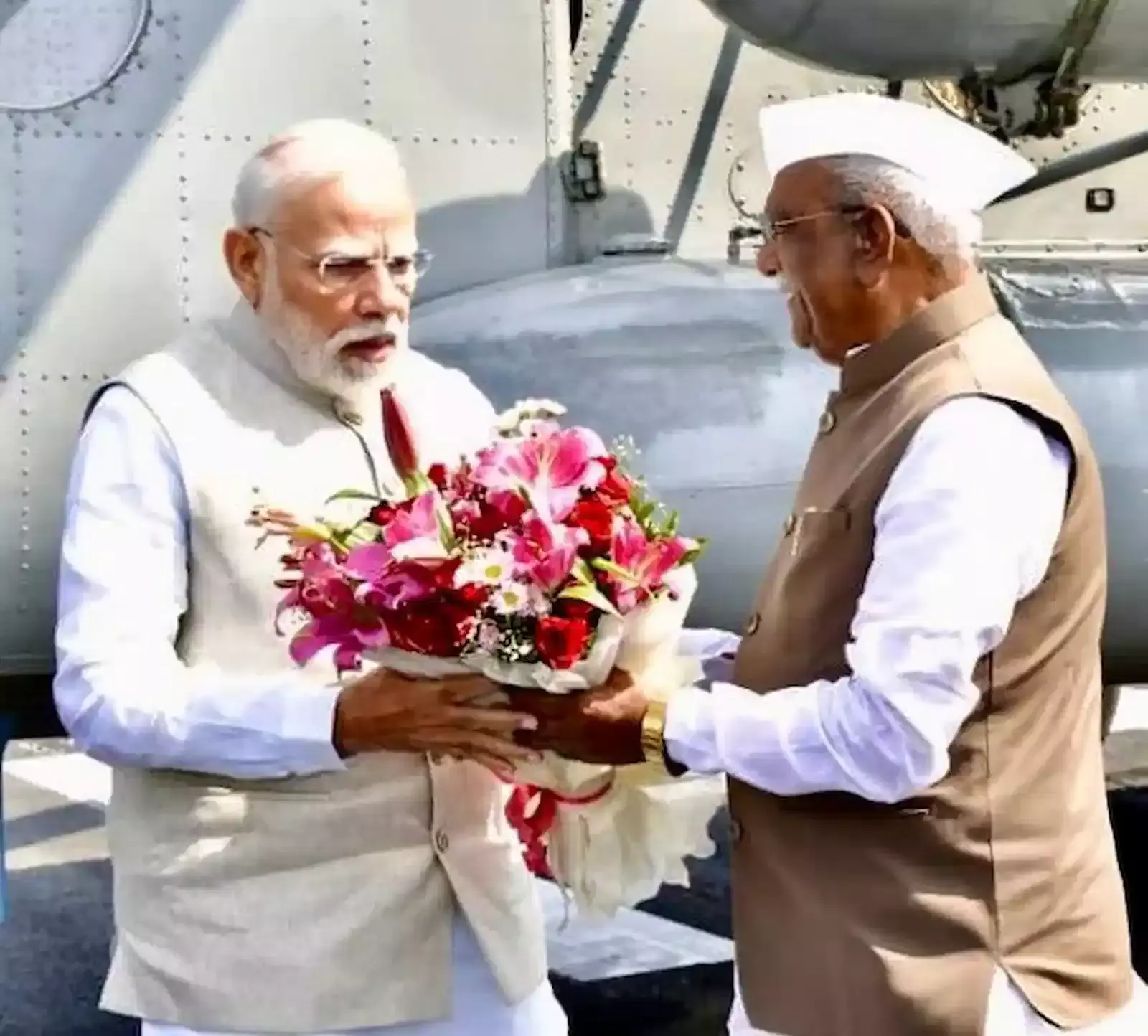 पोखरण में वायु शक्ति अभ्यास के दौरान राष्ट्रपति द्रौपदी मुर्मू और राज्यपाल हरिभाऊ बागडे वायु सेना का प्रदर्शन देखते हुए। पोखरण में वायु शक्ति अभ्यास के दौरान राष्ट्रपति द्रौपदी मुर्मू और राज्यपाल हरिभाऊ बागडे वायु सेना का प्रदर्शन देखते हुए।