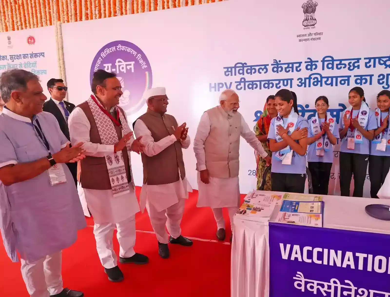 मंच पर भाषण देते हुए प्रधानमंत्री नरेन्द्र मोदी अजमेर की रैली में जनसमूह का अभिवादन स्वीकार करते हुए। मंच पर भाषण देते हुए प्रधानमंत्री नरेन्द्र मोदी अजमेर की रैली में जनसमूह का अभिवादन स्वीकार करते हुए।