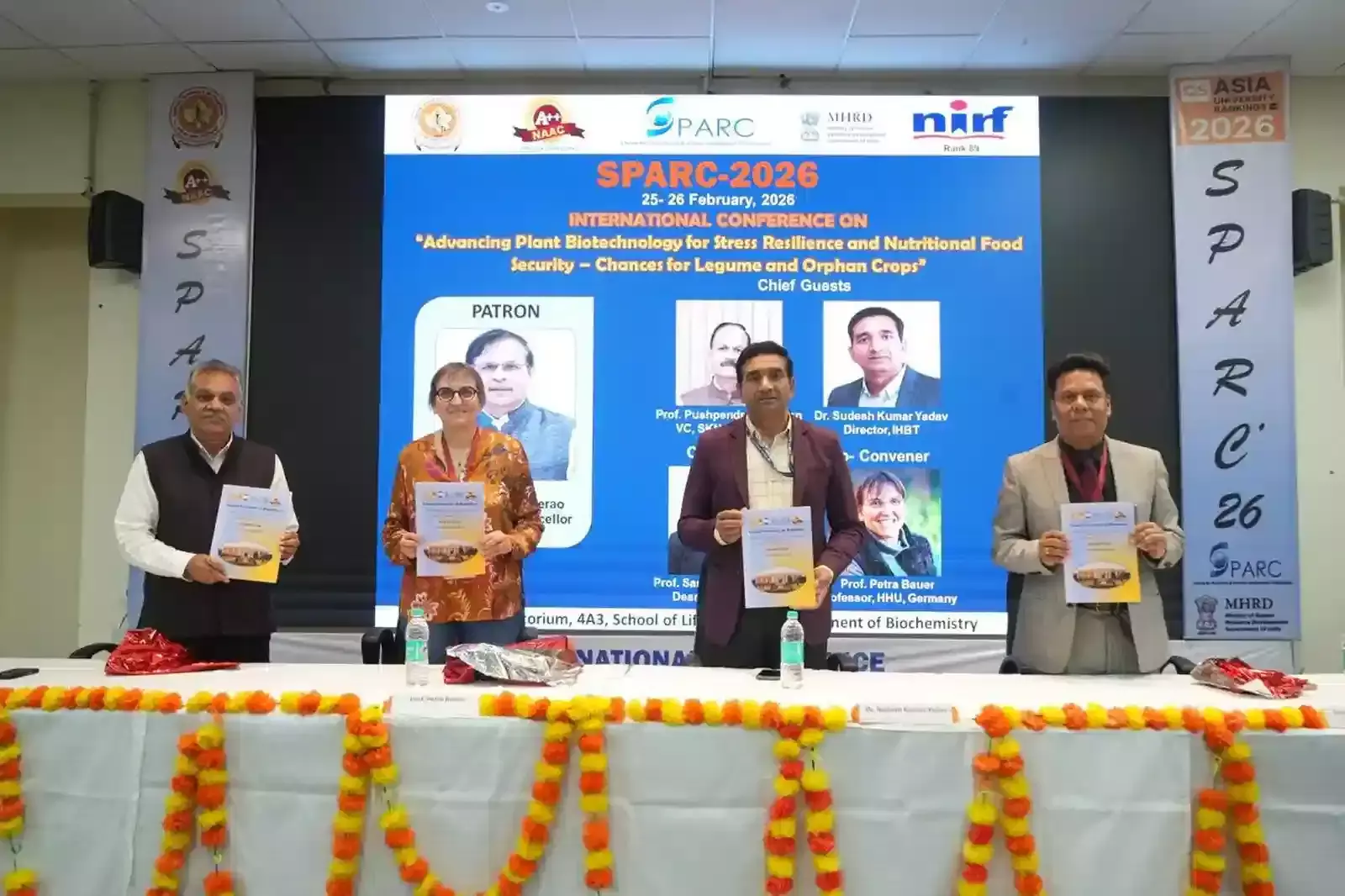 राजस्थान केंद्रीय विश्वविद्यालय के मंच पर विशिष्ट अतिथि और वैज्ञानिक पादप जैव प्रौद्योगिकी सम्मेलन के दौरान संबोधन देते हुए। राजस्थान केंद्रीय विश्वविद्यालय के मंच पर विशिष्ट अतिथि और वैज्ञानिक पादप जैव प्रौद्योगिकी सम्मेलन के दौरान संबोधन देते हुए।