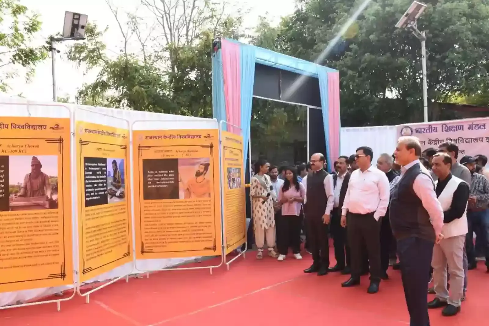 राजस्थान केंद्रीय विश्वविद्यालय में राष्ट्रीय विज्ञान दिवस के समापन समारोह के दौरान मंच पर स्मारिका का विमोचन करते कुलपति प्रो. आनंद भालेराव। राजस्थान केंद्रीय विश्वविद्यालय में राष्ट्रीय विज्ञान दिवस के समापन समारोह के दौरान मंच पर स्मारिका का विमोचन करते कुलपति प्रो. आनंद भालेराव।