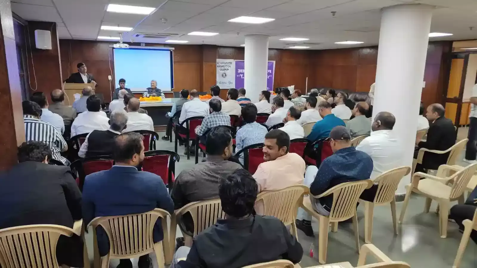 उदयपुर के आयकर भवन में टैक्स एडवोकेट एसोसिएशन की बैठक के दौरान मंचासीन अधिकारी और सदस्य।