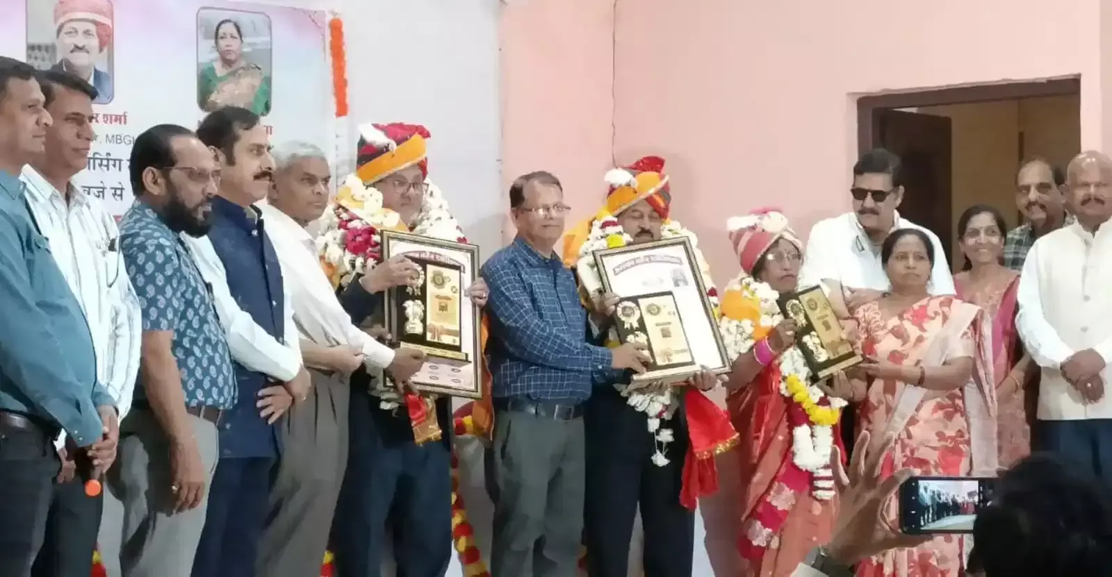 उदयपुर के एमबी अस्पताल में नर्सिंग अधिकारियों को माला पहनाकर और प्रशस्ति पत्र देकर सम्मानित करते अतिथि। उदयपुर के एमबी अस्पताल में नर्सिंग अधिकारियों को माला पहनाकर और प्रशस्ति पत्र देकर सम्मानित करते अतिथि।