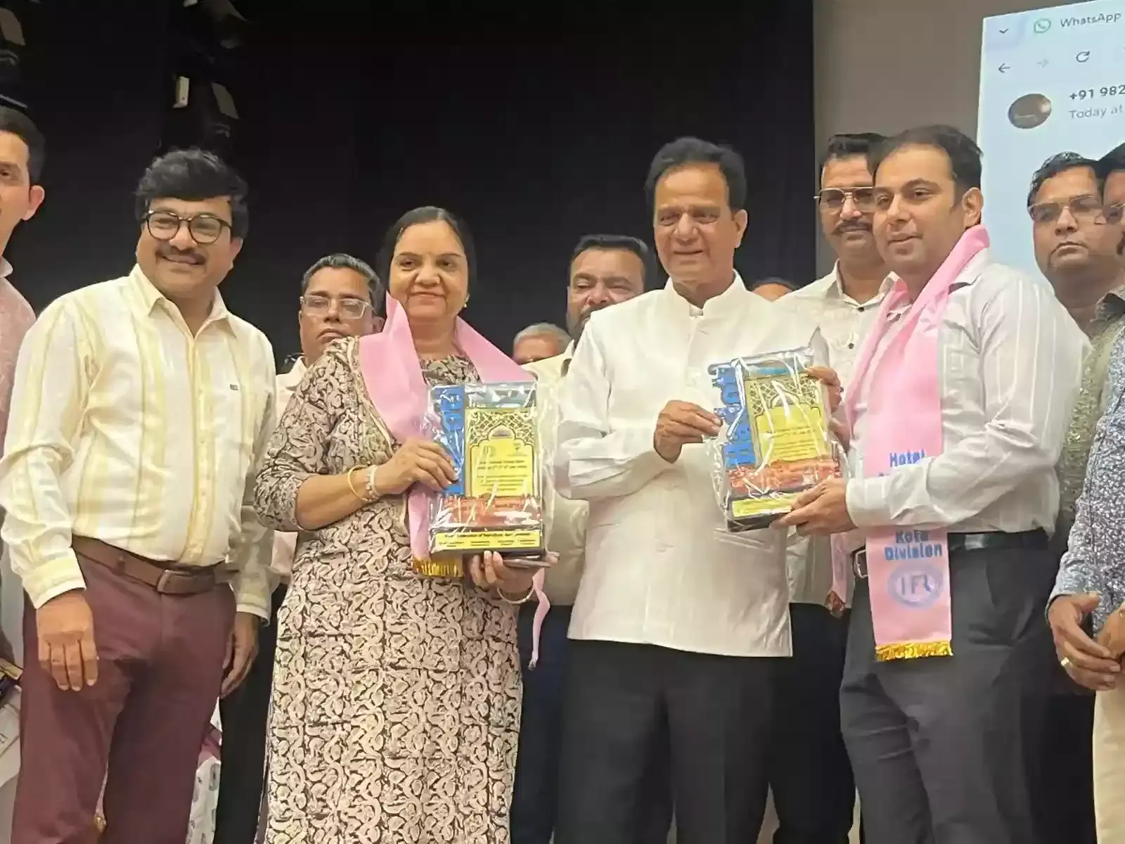 सियाम ऑडिटोरियम में जिला कलेक्टर पियूष सामरिया कोटा महोत्सव के प्रतिभागियों को प्रशस्ति पत्र और स्मृति चिन्ह प्रदान कर रहे हैं।