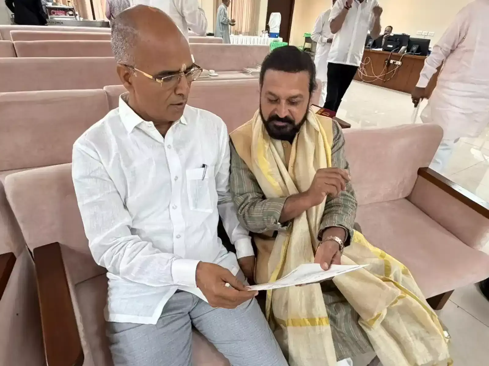राजस्थान विधानसभा सदन में विधायक संदीप शर्मा कोटा पेयजल वितरण तंत्र और अमृत योजना पर प्रश्न पूछते हुए।