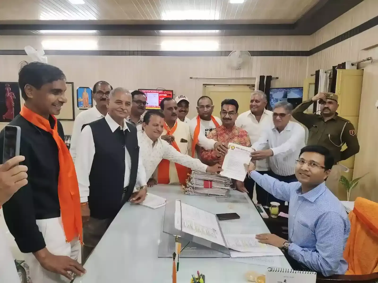 कोटा कलेक्ट्रेट परिसर में यूजीसी नियमों के विरोध में प्रदर्शन करते विभिन्न समाजों के प्रतिनिधि और पदाधिकारी।