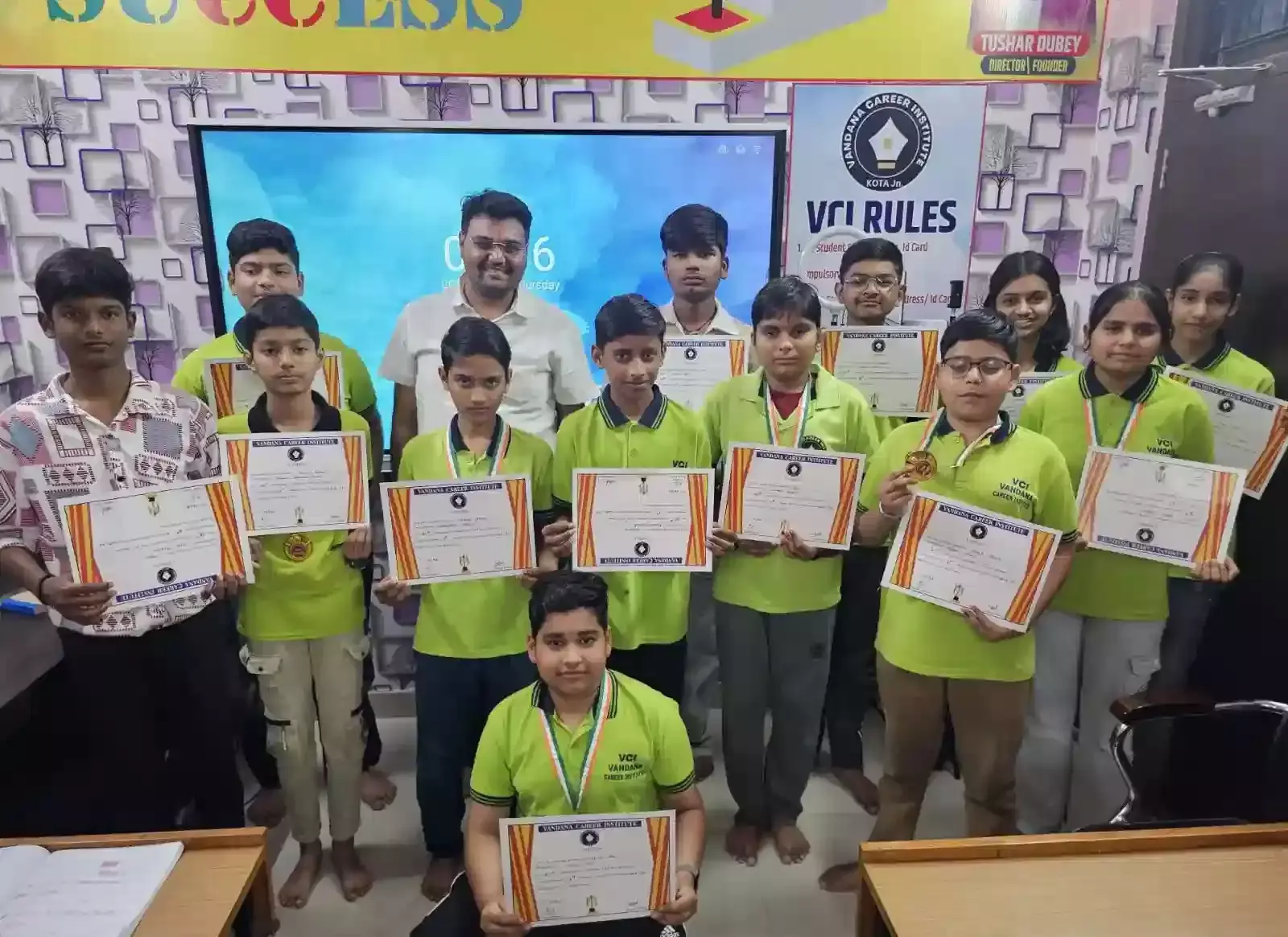 वंदना कैरियर इंस्टिट्यूट सोगरिया में आयोजित समारोह के दौरान पुरस्कार प्राप्त करते मेधावी छात्र और संस्थान के पदाधिकारी।