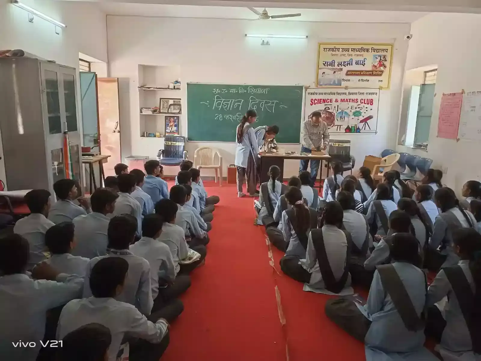 सियाणा के राजकीय विद्यालय में छात्र विज्ञान दिवस पर बनाए गए चार्ट और मॉडल प्रदर्शित करते हुए। सियाणा के राजकीय विद्यालय में छात्र विज्ञान दिवस पर बनाए गए चार्ट और मॉडल प्रदर्शित करते हुए।