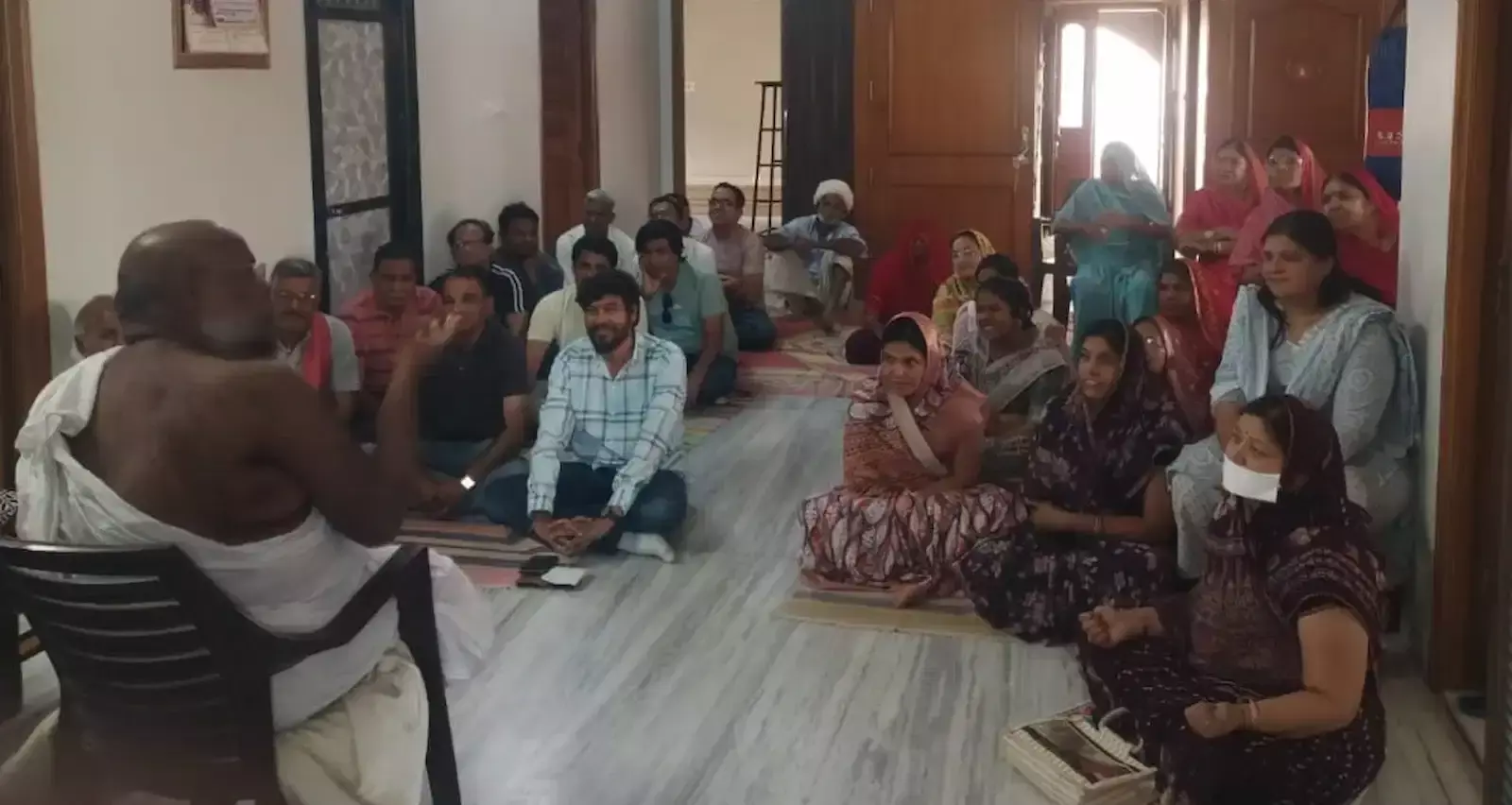 केलवा में आयोजित धार्मिक सभा के दौरान मंच से श्रद्धालुओं को संबोधित करते हुए राष्ट्र-संत ललितप्रभ सागर महाराज। केलवा में आयोजित धार्मिक सभा के दौरान मंच से श्रद्धालुओं को संबोधित करते हुए राष्ट्र-संत ललितप्रभ सागर महाराज।