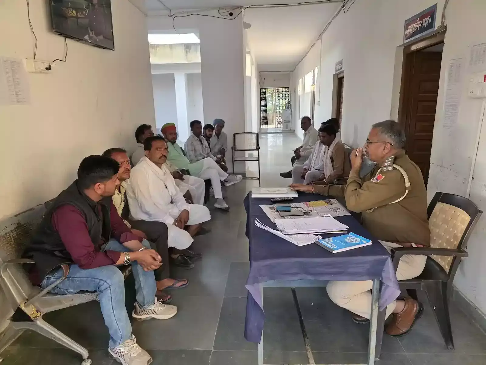 लसाडिया थाना परिसर में सीआई भरत सिंह राजपुरोहित और ग्रामीण जन सीएलजी बैठक के दौरान चर्चा करते हुए। लसाडिया थाना परिसर में सीआई भरत सिंह राजपुरोहित और ग्रामीण जन सीएलजी बैठक के दौरान चर्चा करते हुए।