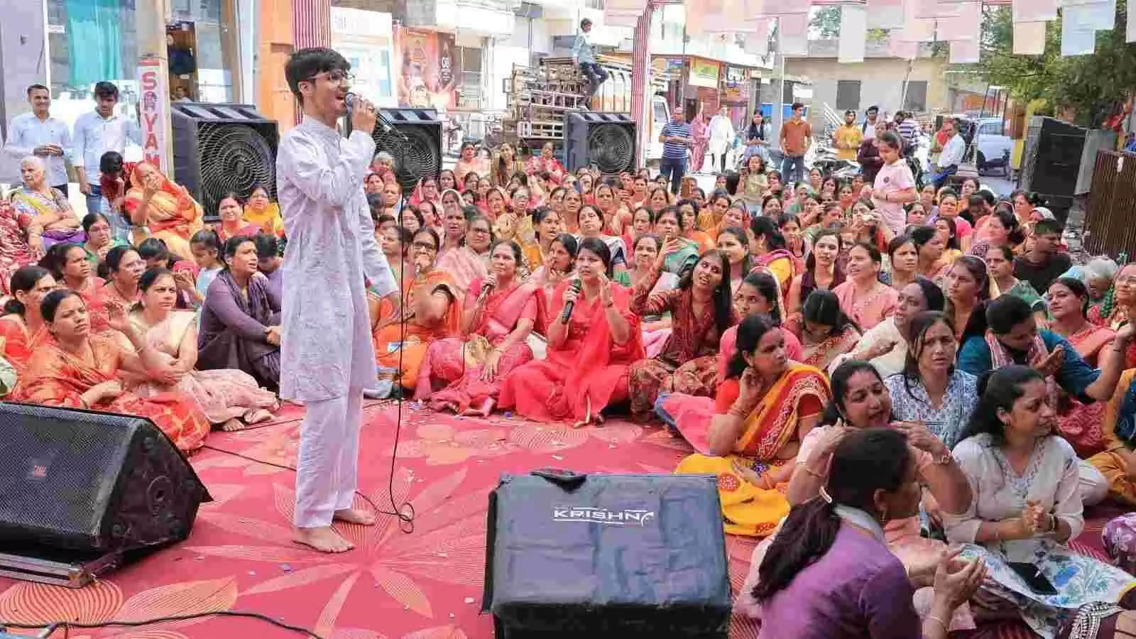 काशीपुरी धाम भीलवाड़ा में फाल्गुन उत्सव के दौरान महा आरती करते हुए श्रद्धालु और मंदिर का दृश्य। काशीपुरी धाम भीलवाड़ा में फाल्गुन उत्सव के दौरान महा आरती करते हुए श्रद्धालु और मंदिर का दृश्य।