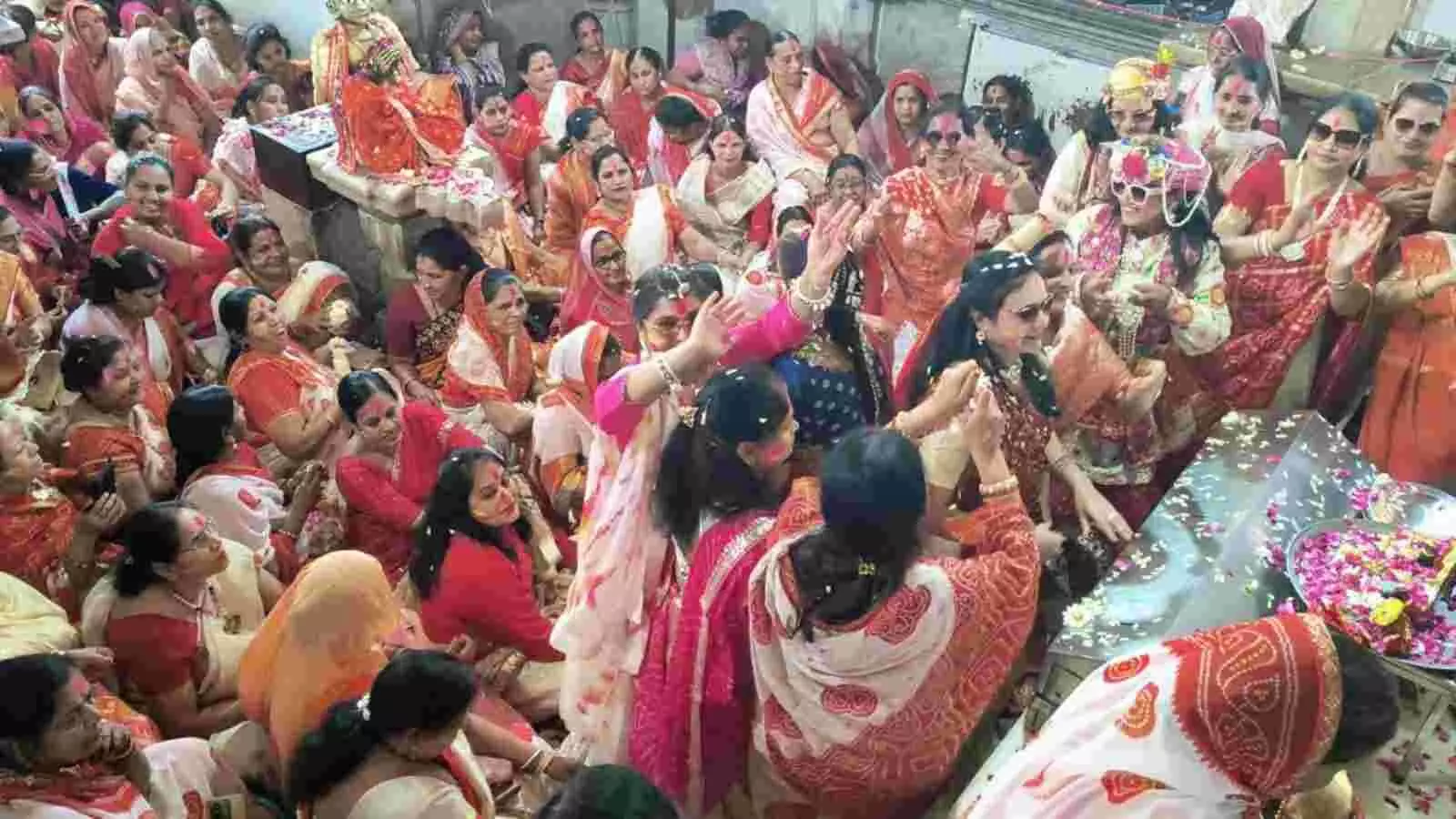 भीलवाड़ा के चारभुजा मंदिर में फूलों की होली खेलती महिलाएं फागोत्सव मना रही हैं। भीलवाड़ा के चारभुजा मंदिर में फूलों की होली खेलती महिलाएं फागोत्सव मना रही हैं।