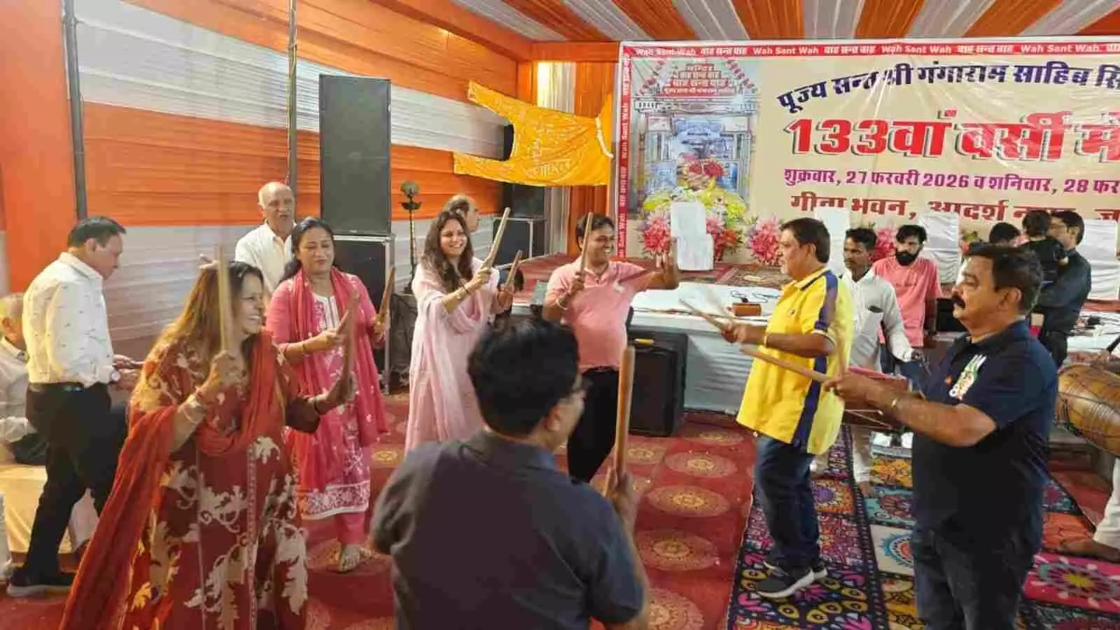 जयपुर के गीता भवन में संत गंगाराम साहिब मेले के दौरान आरती करते श्रद्धालु और सेवादार। जयपुर के गीता भवन में संत गंगाराम साहिब मेले के दौरान आरती करते श्रद्धालु और सेवादार।