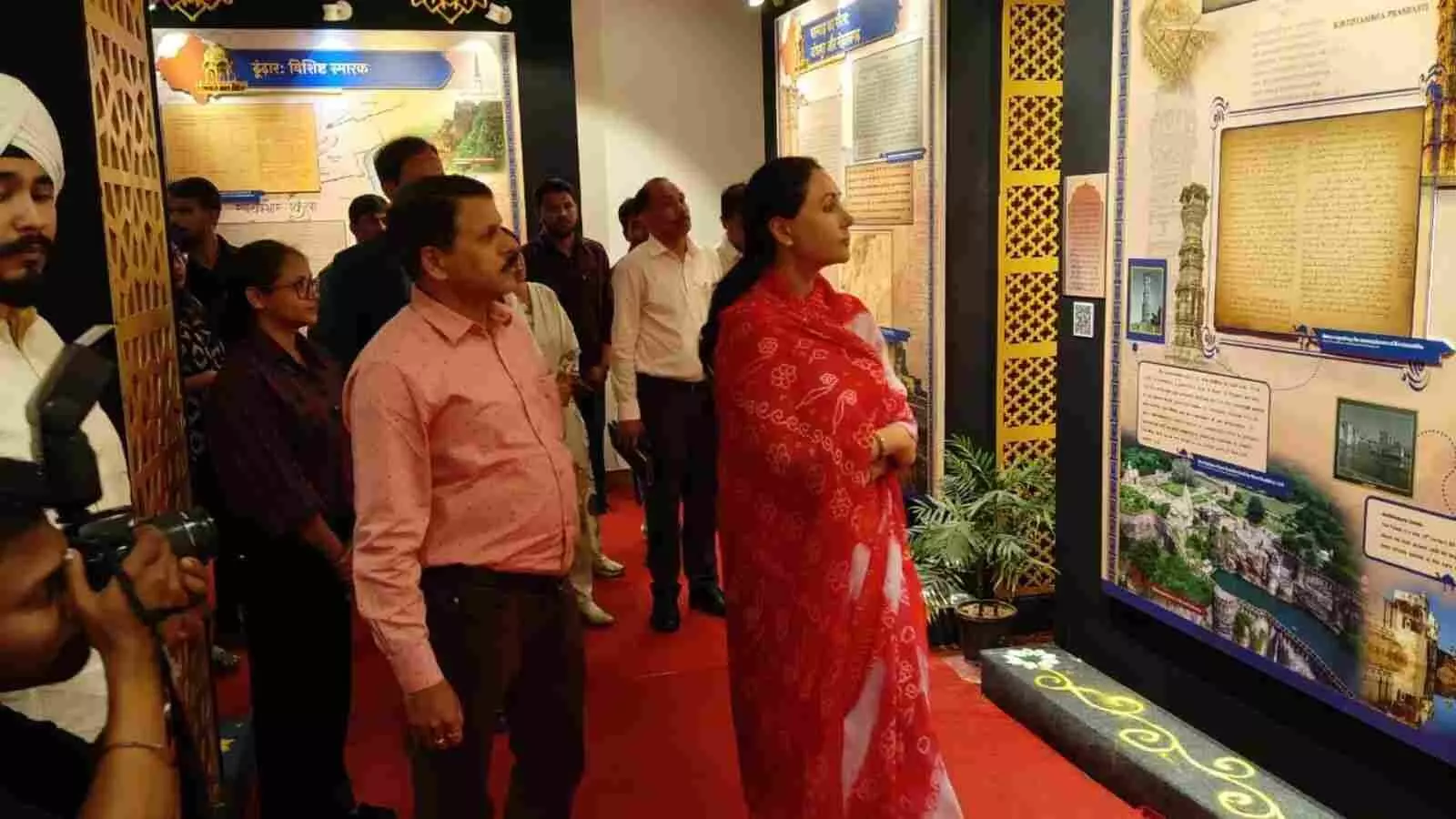 जयपुर में आयोजित प्रदर्शनी के दौरान चित्रों को देखतीं उप मुख्यमंत्री श्रीमती दिया कुमारी और अन्य अधिकारी। जयपुर में आयोजित प्रदर्शनी के दौरान चित्रों को देखतीं उप मुख्यमंत्री श्रीमती दिया कुमारी और अन्य अधिकारी।