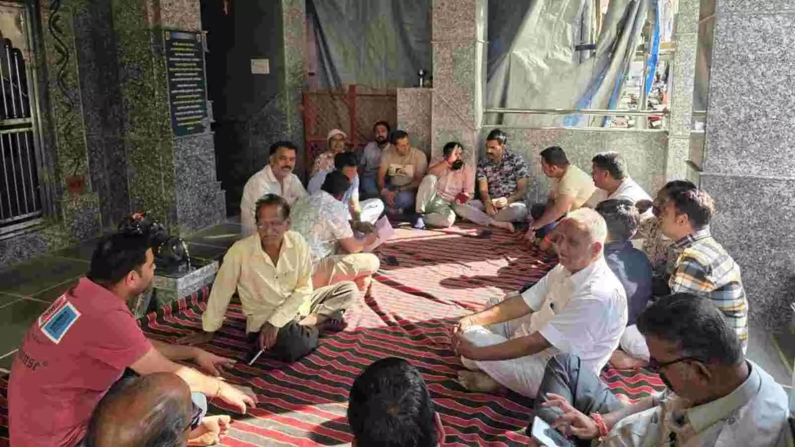 झाड़ोल के बटेश्वर महादेव मंदिर में मोक्षधाम विकास बैठक के दौरान चर्चा करते ग्रामीण और समाजसेवी। झाड़ोल के बटेश्वर महादेव मंदिर में मोक्षधाम विकास बैठक के दौरान चर्चा करते ग्रामीण और समाजसेवी।