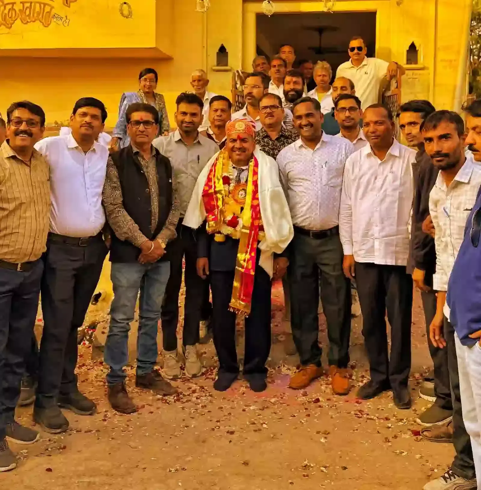 सवानिया स्कूल मावली में सेवानिवृत्ति समारोह के दौरान शिक्षक मांगी लाल डांगी का मेवाड़ी परंपरा से अभिनंदन करते अतिथि और ग्रामीण।