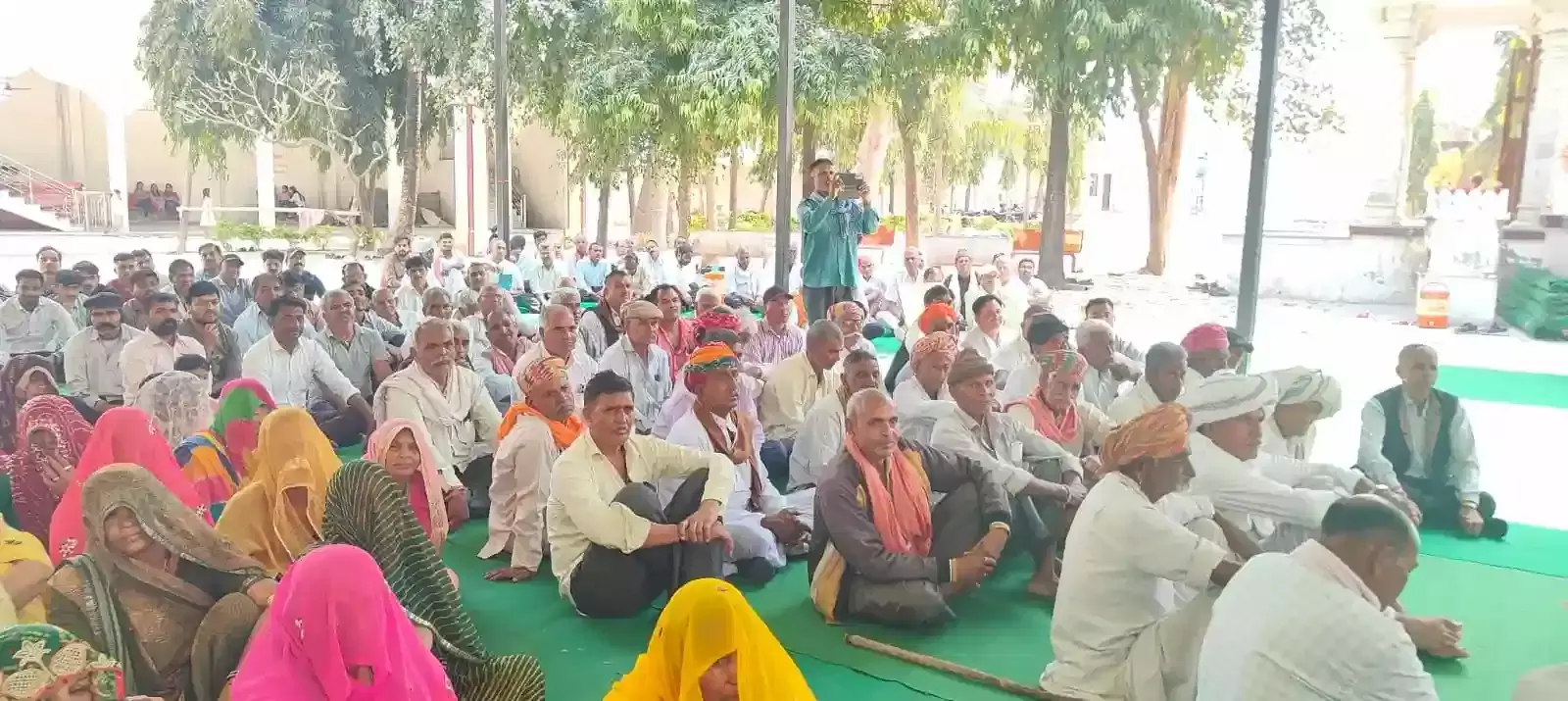 दरौली के श्रीयादे मंदिर में लोकार्पण समारोह के दौरान मंच पर बैठे विधायक उदयलाल डांगी और अन्य अतिथि।