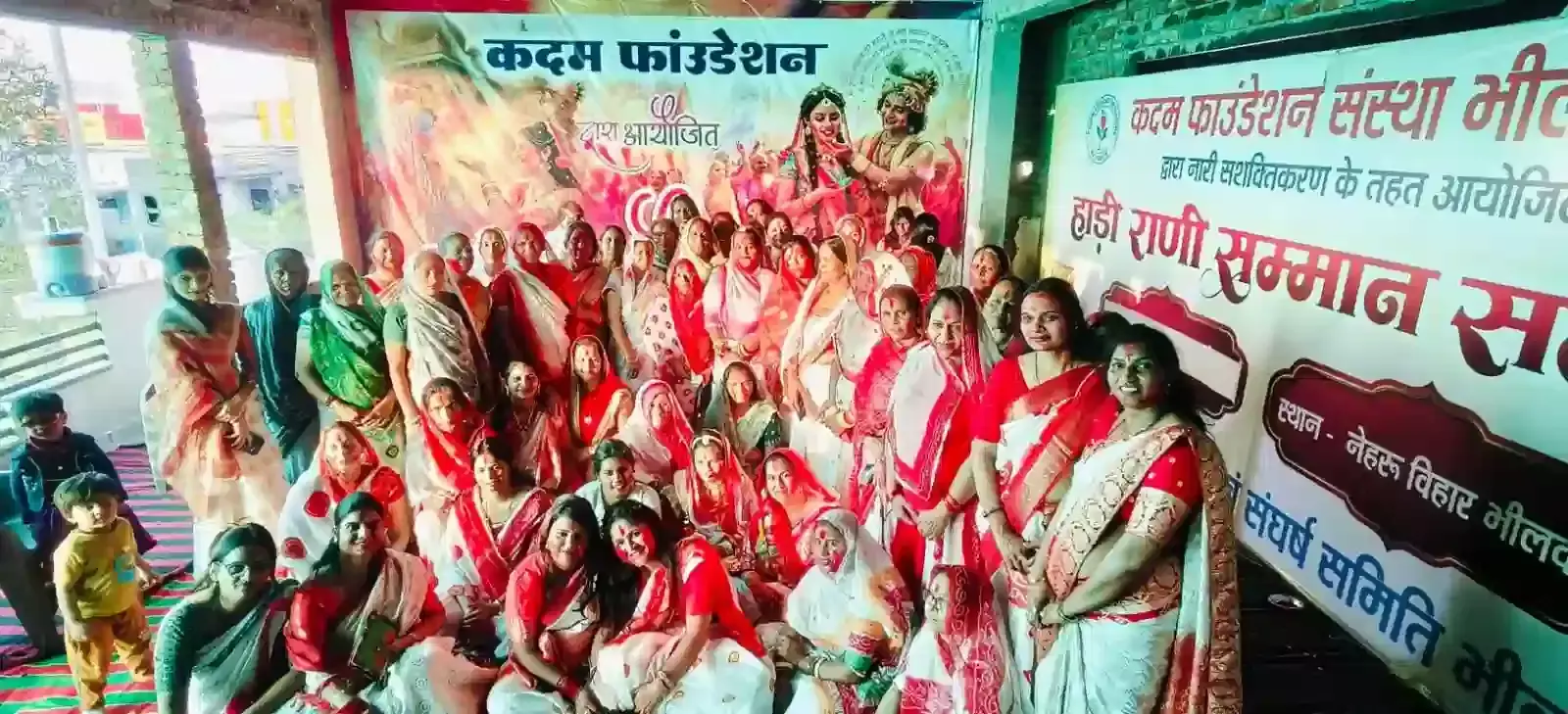 नेहरू विहार में क़दम फ़ाउंडेशन की अध्यक्षा रेखा कंवर दीप प्रज्वलित कर फाग महोत्सव का शुभारंभ कर रही हैं।