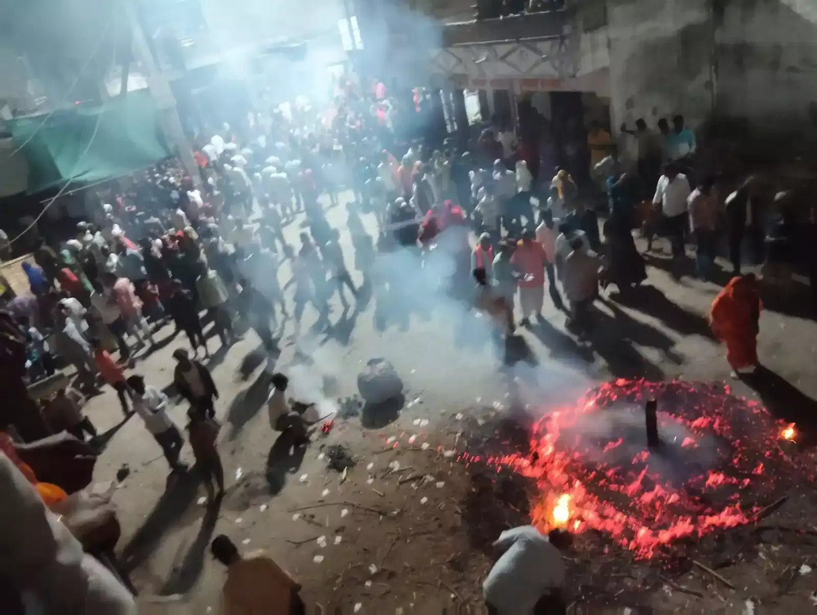 कांकरवा के होलीथड़ा पर होलिका दहन के दौरान डांडा पूजन करते ग्रामीण और पंडित। कांकरवा के होलीथड़ा पर होलिका दहन के दौरान डांडा पूजन करते ग्रामीण और पंडित।