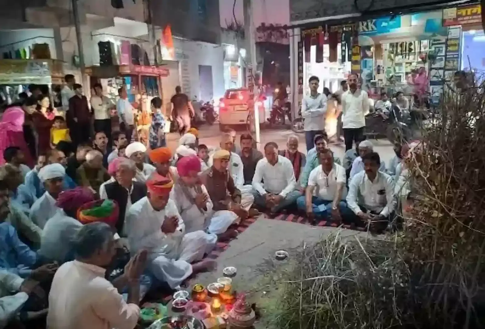 आकोला के सदर बाजार में होली के अवसर पर गैर नृत्य करते ग्रामीण और बाटी सेकते पंच पटेल। आकोला के सदर बाजार में होली के अवसर पर गैर नृत्य करते ग्रामीण और बाटी सेकते पंच पटेल।