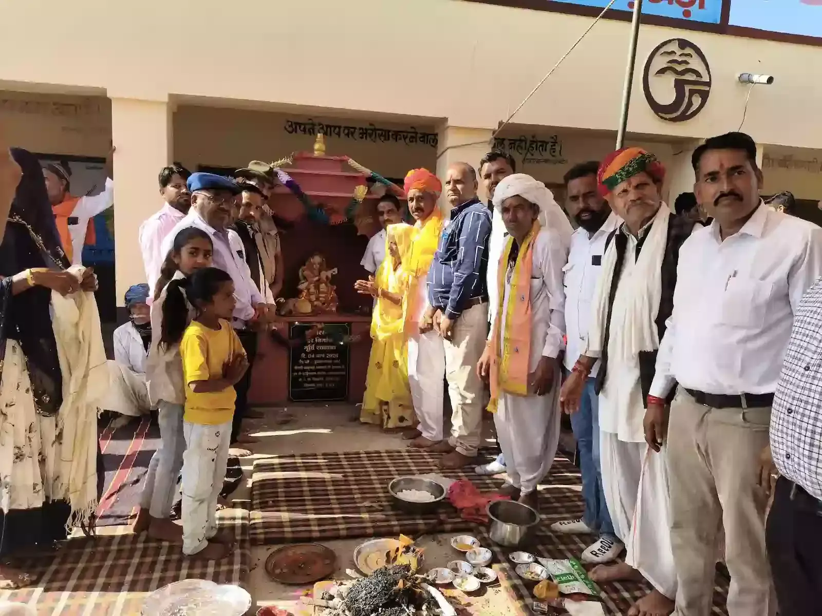 राजकीय उच्च माध्यमिक विद्यालय कानडखेडा के परिसर में नवनिर्मित मंदिर में स्थापित माँ सरस्वती की सफेद मार्बल की मूर्ति। राजकीय उच्च माध्यमिक विद्यालय कानडखेडा के परिसर में नवनिर्मित मंदिर में स्थापित माँ सरस्वती की सफेद मार्बल की मूर्ति।