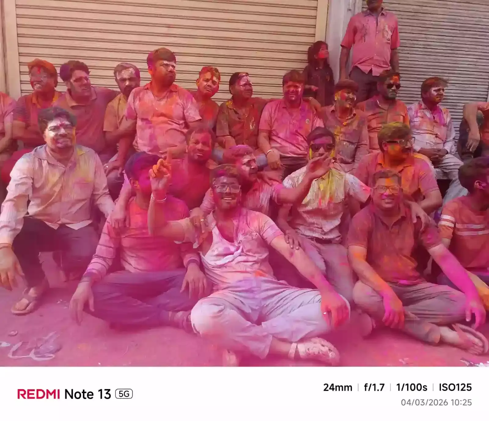 गंगापुर सिटी में मोदी हाउस के बाहर होली खेलते हुए स्थानीय नागरिक और अतिथि। गंगापुर सिटी में मोदी हाउस के बाहर होली खेलते हुए स्थानीय नागरिक और अतिथि।