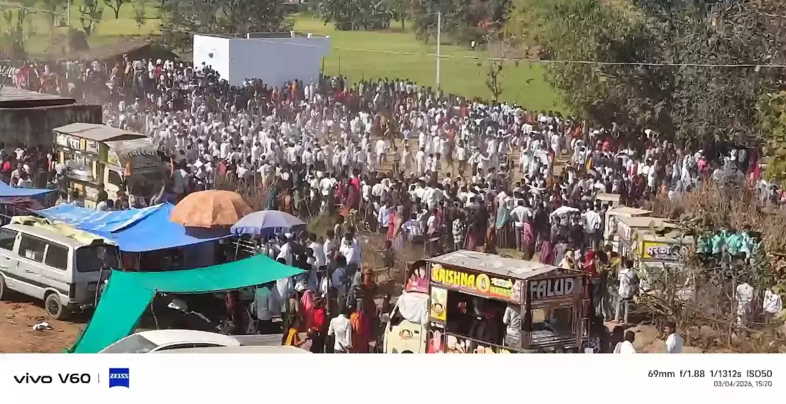 लसाडिया के देवलिया में कना माता मंदिर मेले के दौरान पारंपरिक गैर नृत्य करते ग्रामीण और उमड़ी भीड़। लसाडिया के देवलिया में कना माता मंदिर मेले के दौरान पारंपरिक गैर नृत्य करते ग्रामीण और उमड़ी भीड़।