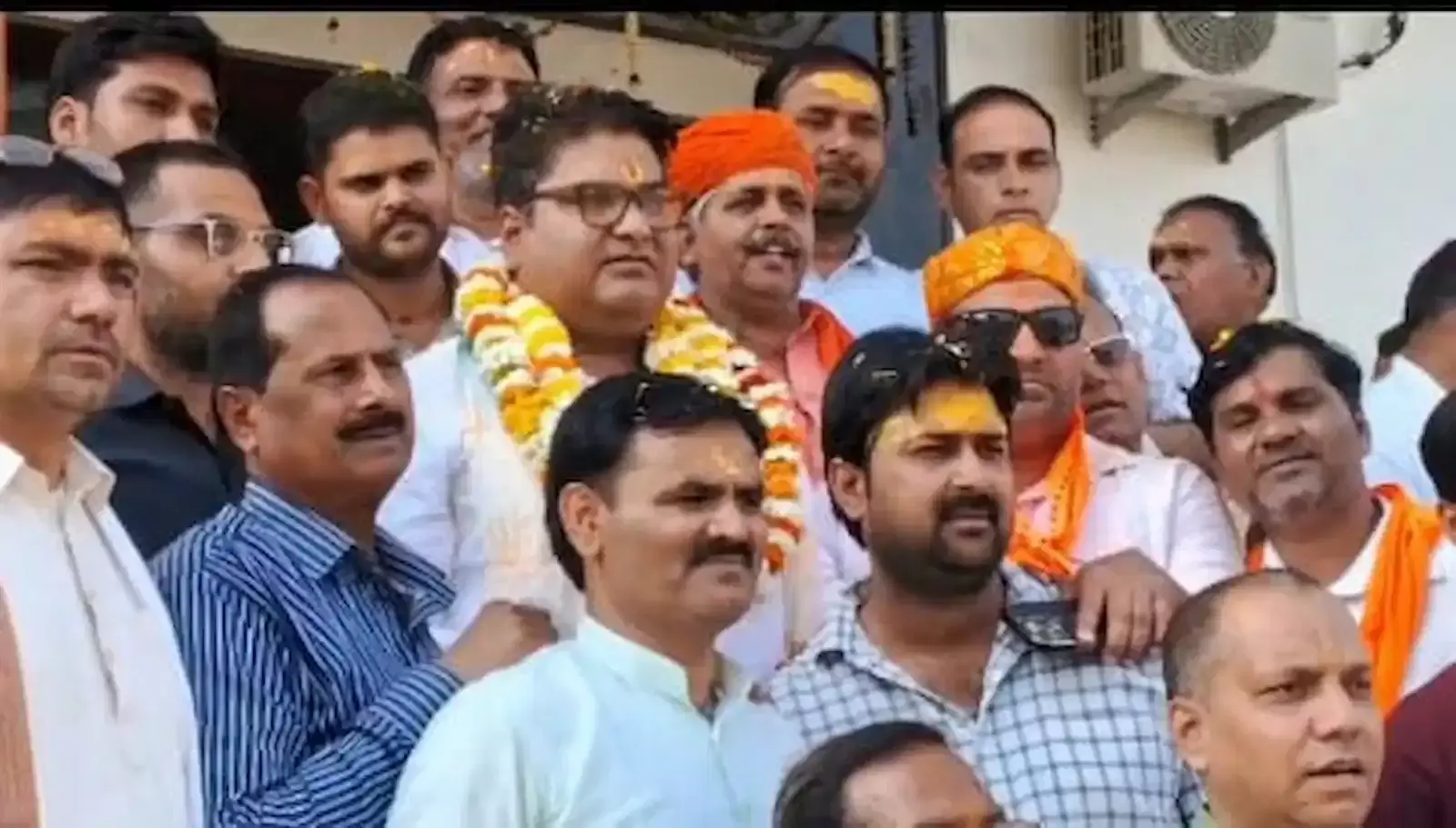 डीग में आयोजित होली मिलन समारोह के दौरान मंच पर मौजूद विधायक डॉ. शैलेश सिंह और भाजपा कार्यकर्ता। डीग में आयोजित होली मिलन समारोह के दौरान मंच पर मौजूद विधायक डॉ. शैलेश सिंह और भाजपा कार्यकर्ता।