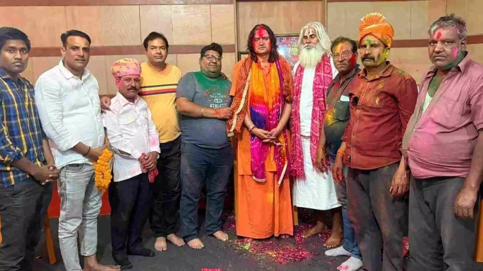 हाथोज धाम में होली के अवसर पर कार्यकर्ताओं द्वारा विधायक स्वामी बालमुकुंद आचार्य का अभिनंदन किए जाने का दृश्य। हाथोज धाम में होली के अवसर पर कार्यकर्ताओं द्वारा विधायक स्वामी बालमुकुंद आचार्य का अभिनंदन किए जाने का दृश्य।
