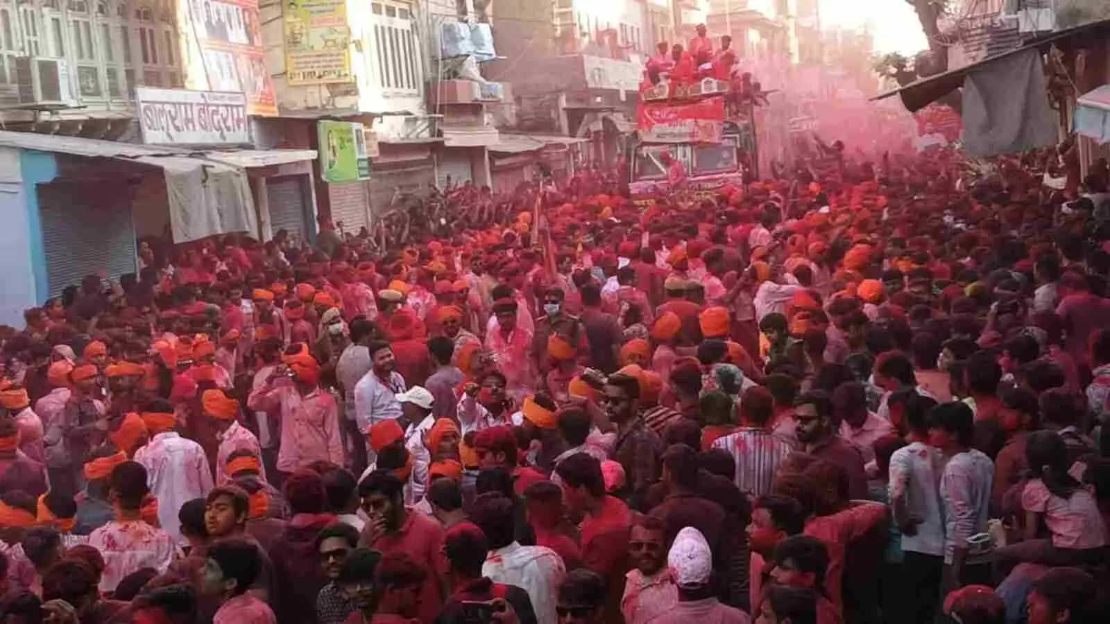 ब्यावर में 175वें बादशाह मेले की शाही सवारी के दौरान ट्रक पर सवार लोग और गुलाल उड़ाती भीड़। ब्यावर में 175वें बादशाह मेले की शाही सवारी के दौरान ट्रक पर सवार लोग और गुलाल उड़ाती भीड़।