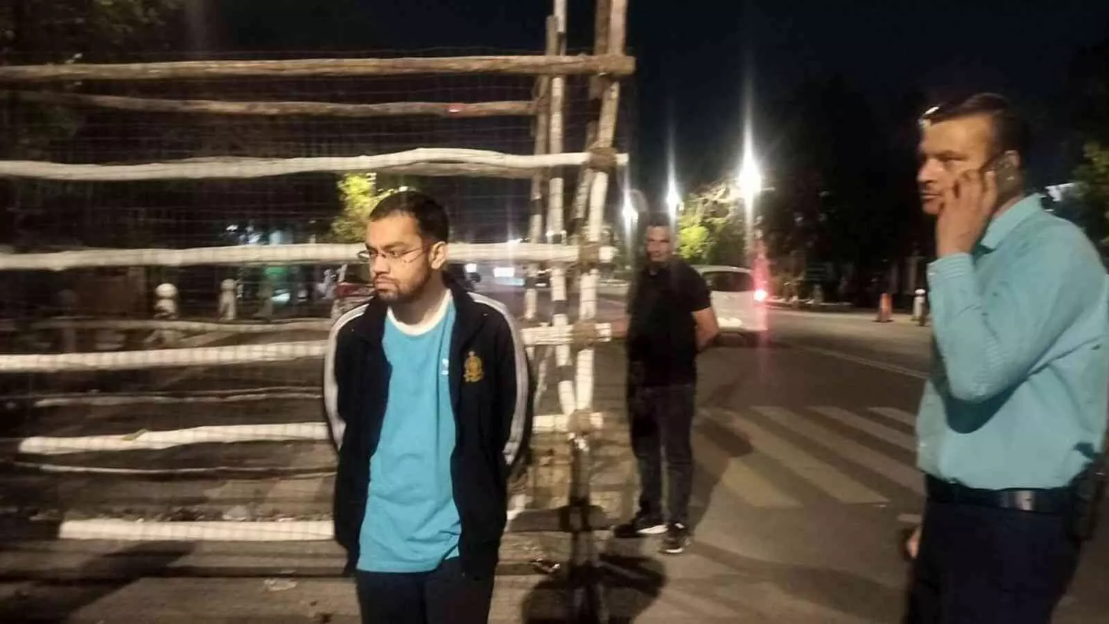 जयपुर में रात के समय सड़क पर सफाई व्यवस्था का निरीक्षण करते नगर निगम आयुक्त डॉ. गौरव सैनी। जयपुर में रात के समय सड़क पर सफाई व्यवस्था का निरीक्षण करते नगर निगम आयुक्त डॉ. गौरव सैनी।