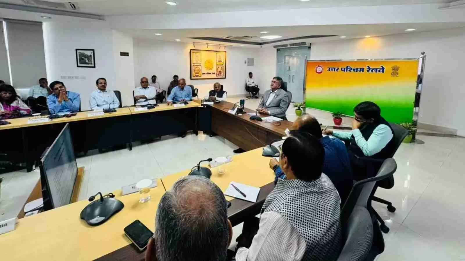 उत्तर पश्चिम रेलवे मुख्यालय में अधिकारीगण सेवा संकल्प बैठक के दौरान विचार विमर्श कर रहे हैं।