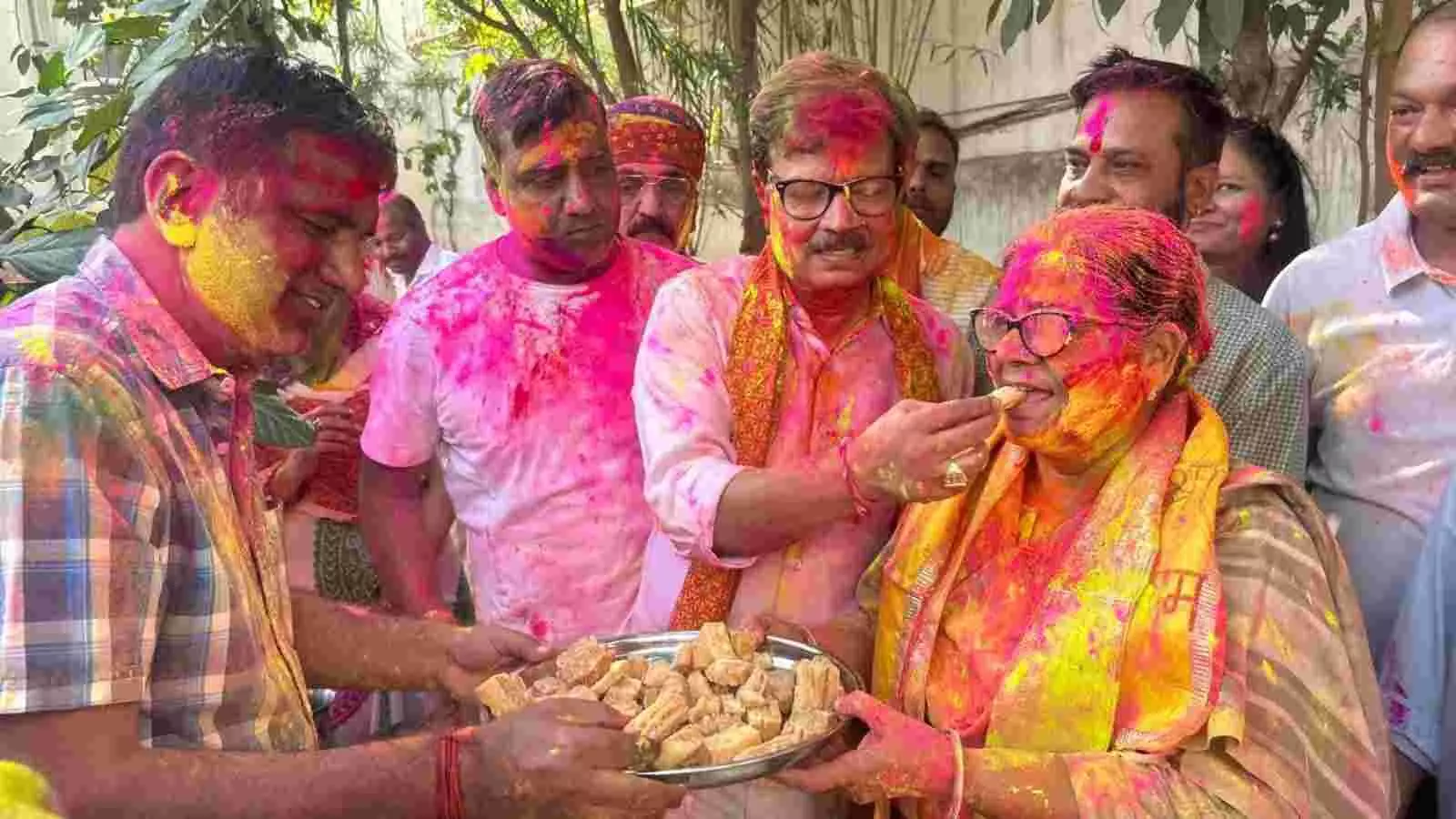 जयपुर भाजपा कार्यालय में होली मनाते हुए सांसद मंजू शर्मा और अन्य पार्टी नेता एवं कार्यकर्ता।
