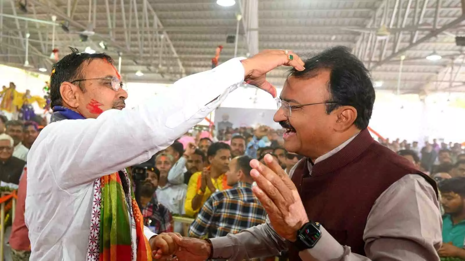 जयपुर में मुख्यमंत्री निवास पर आमजन के साथ होली खेलते मुख्यमंत्री भजनलाल शर्मा और अन्य लोग।