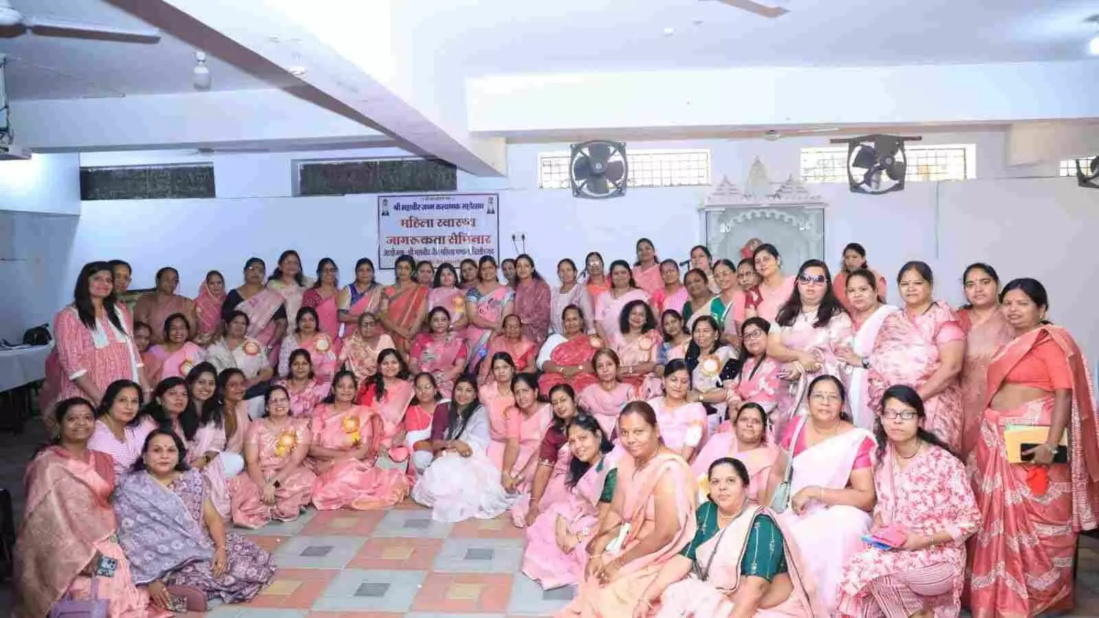 जैन गुरुकुल चित्तौड़गढ़ में आयोजित महिला स्वास्थ्य जागरूकता सेमिनार के दौरान मंच पर दीप प्रज्वलन करते अतिथि और सदस्य। जैन गुरुकुल चित्तौड़गढ़ में आयोजित महिला स्वास्थ्य जागरूकता सेमिनार के दौरान मंच पर दीप प्रज्वलन करते अतिथि और सदस्य।